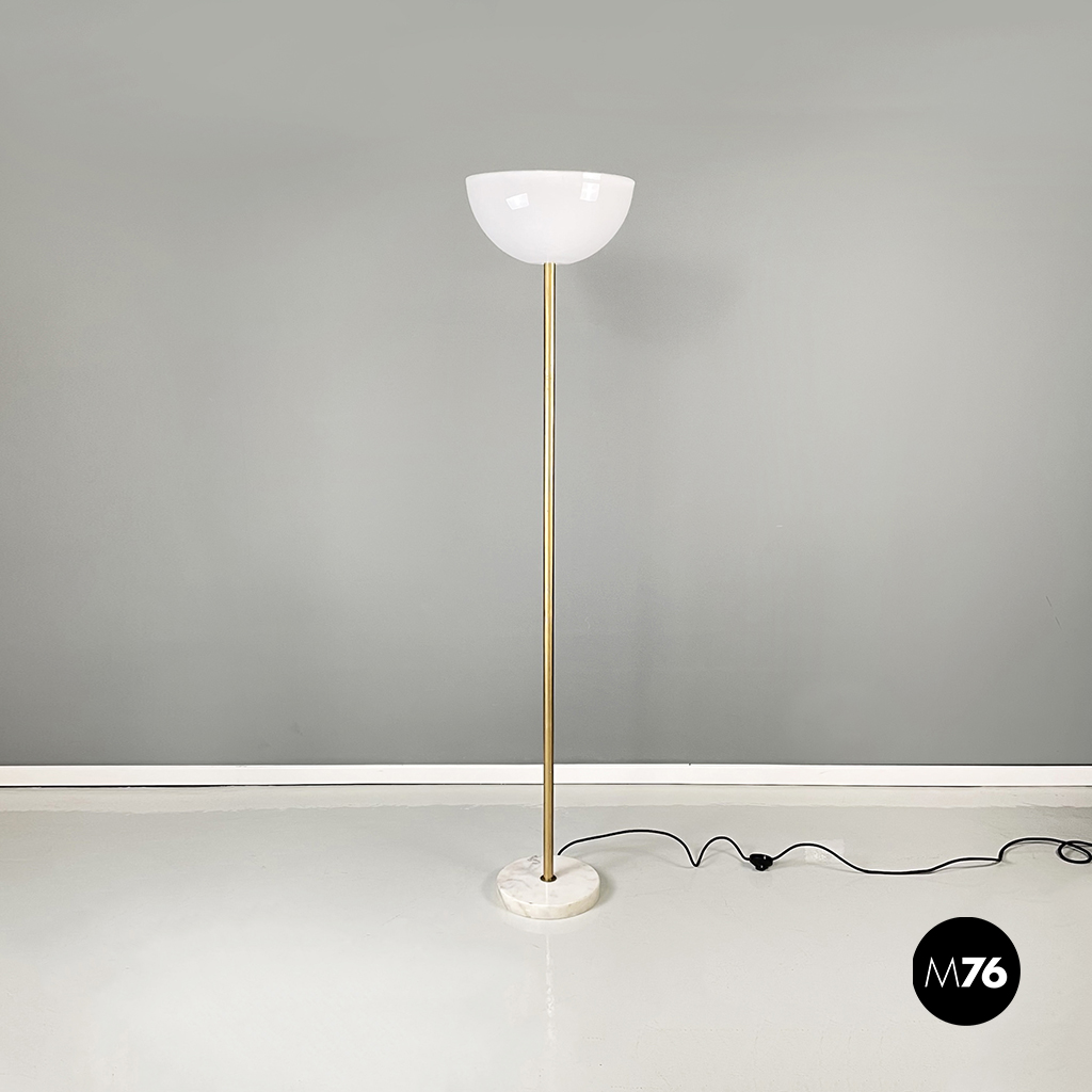 Lampada da terra in plexiglass ottone e marmo, 1970 ca.