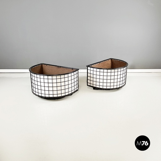 [2320003488] Fioriere in metallo nero e legno bianco, 1980 ca.