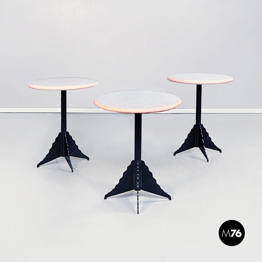 [2220001968] Tavoli da caffè tondi in legno e metallo,1980 ca. 