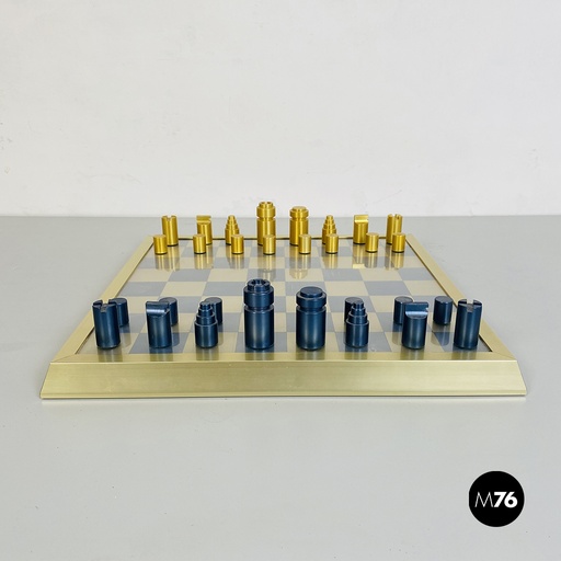 [2220002223] Scacchiera in metallo con pedine, 1980 ca.