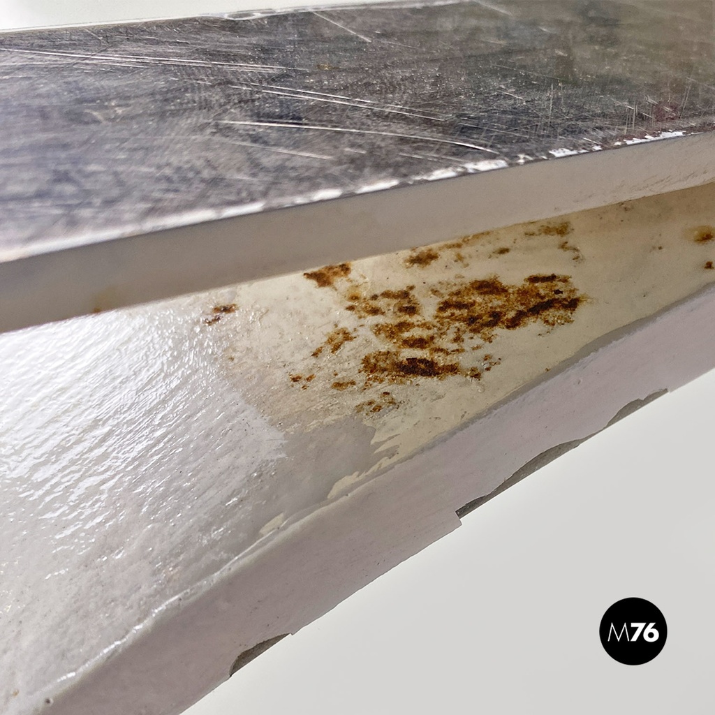 Base in acciaio curvato bianco, 1970 ca.