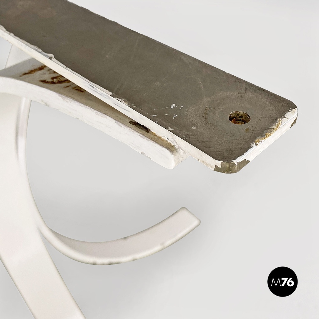 Base in acciaio curvato bianco, 1970 ca.