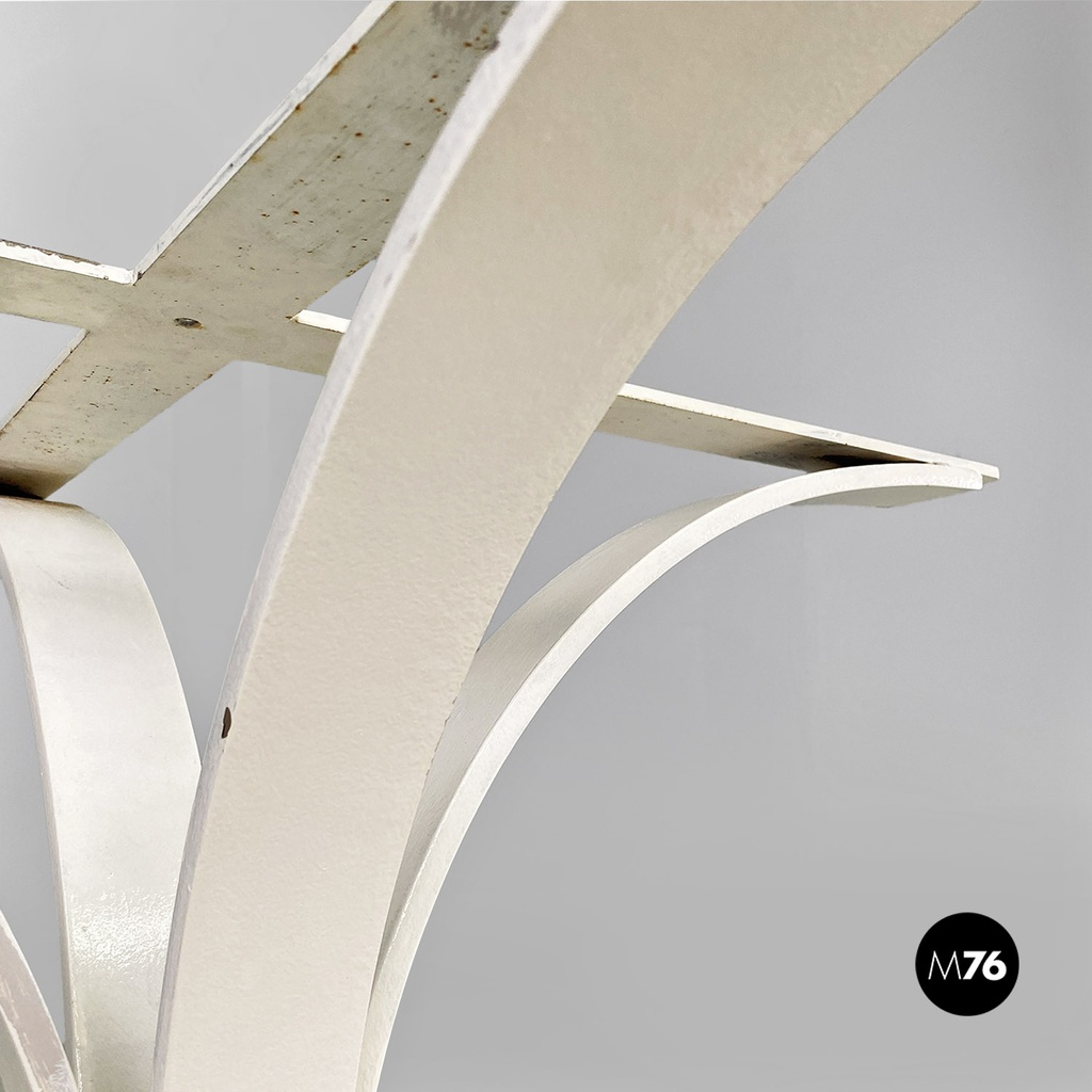 Base in acciaio curvato bianco, 1970 ca.