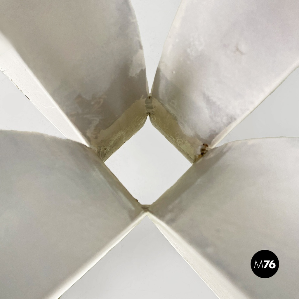 Base in acciaio curvato bianco, 1970 ca.