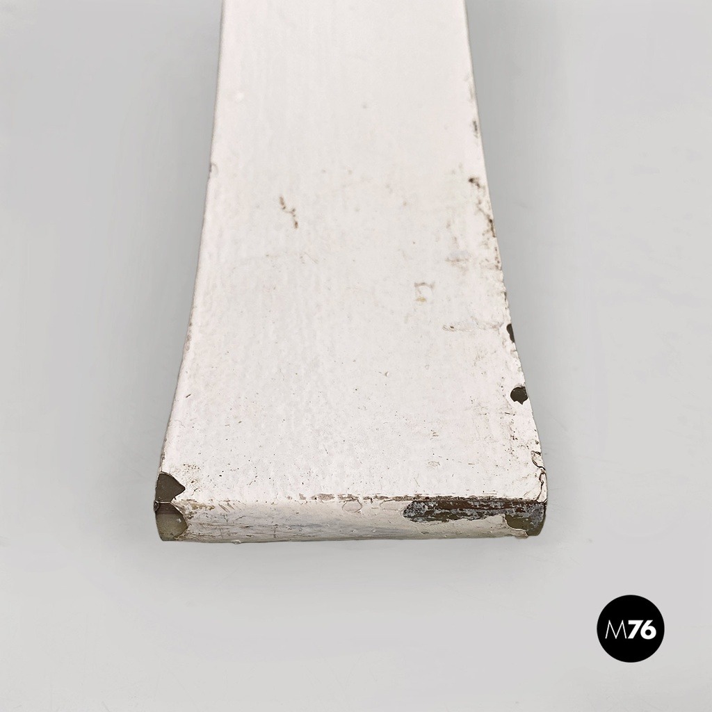 Base in acciaio curvato bianco, 1970 ca.