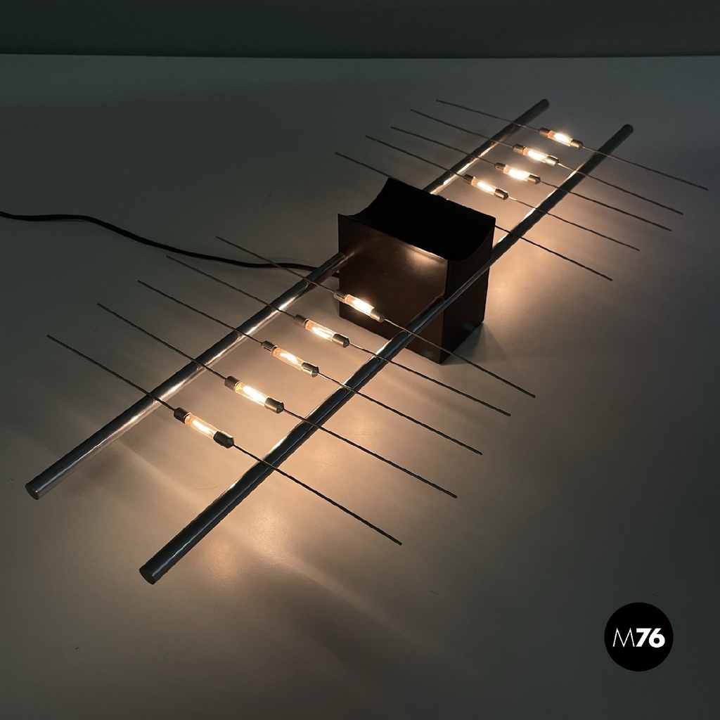 Lampada da tavolo magnetica di Theodore Waddell per Zanotta, 1971