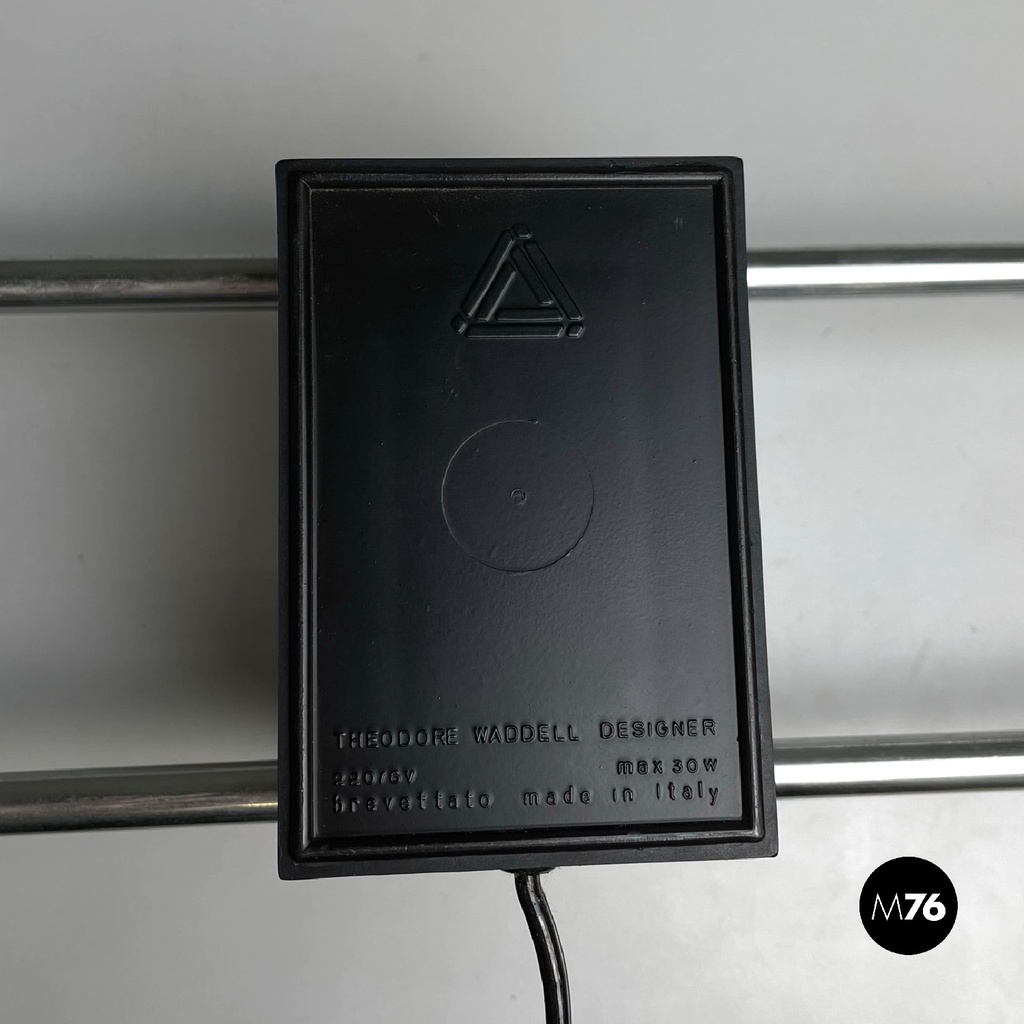 Lampada da tavolo magnetica di Theodore Waddell per Zanotta, 1971