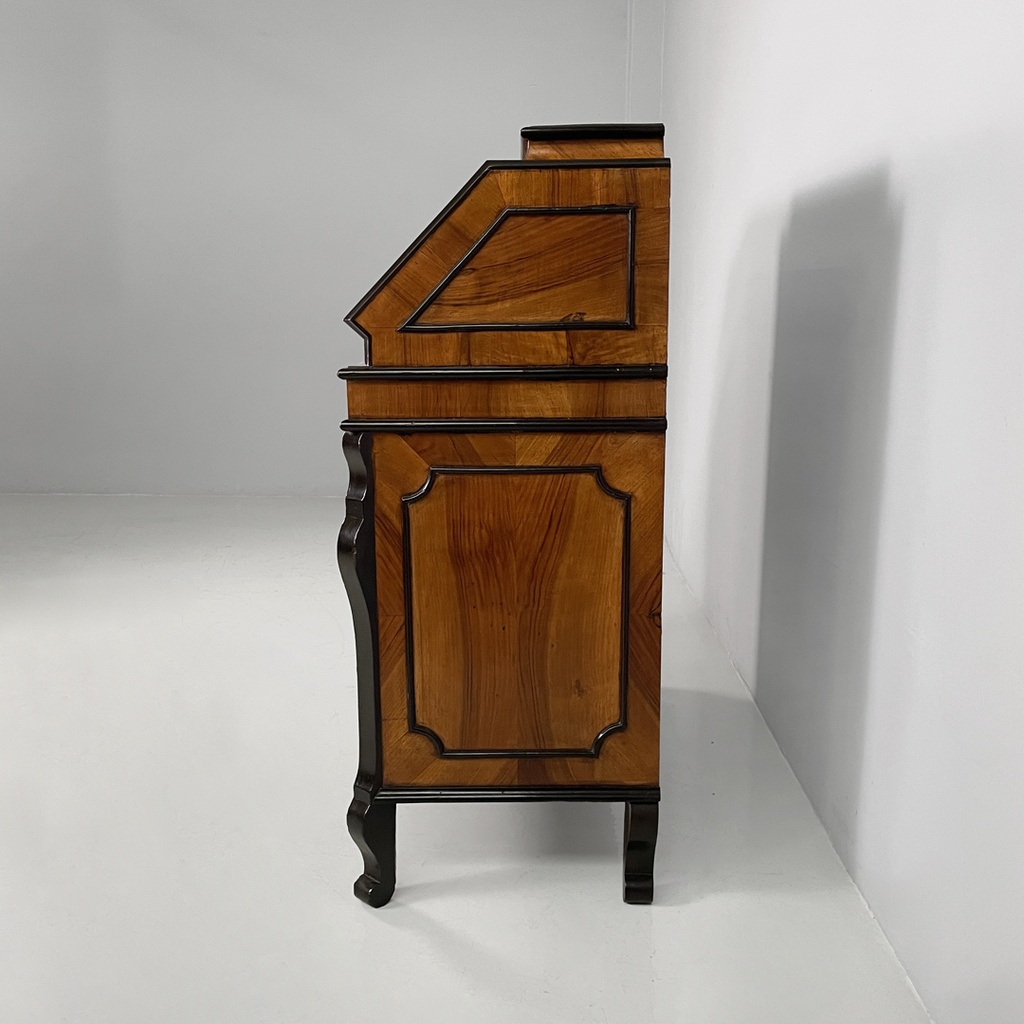 Cassettiera in legno con decorazioni, 1950 ca.