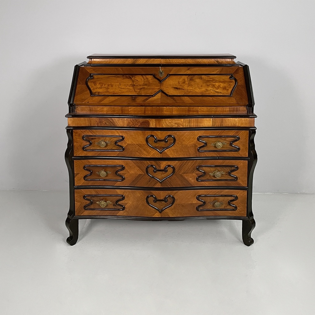 Cassettiera in legno con decorazioni, 1950 ca.