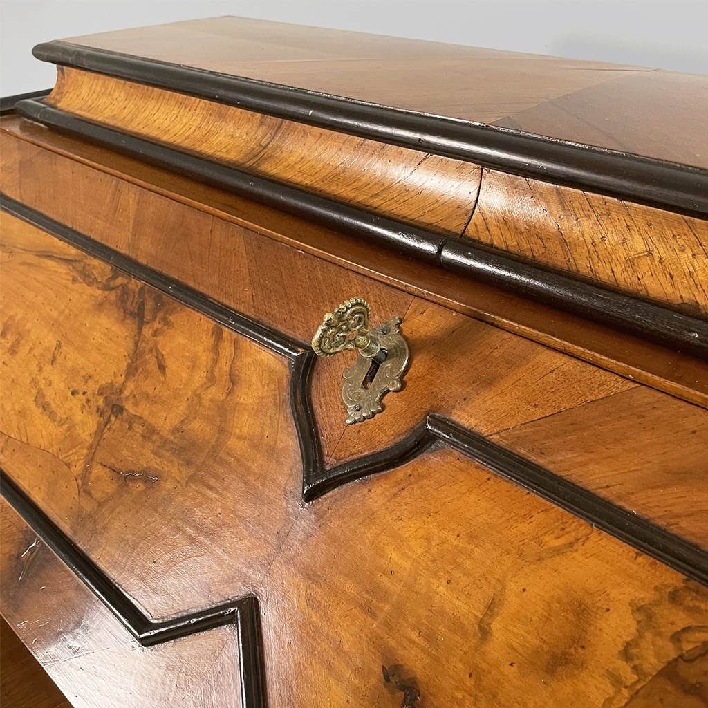 Cassettiera in legno con decorazioni, 1950 ca.