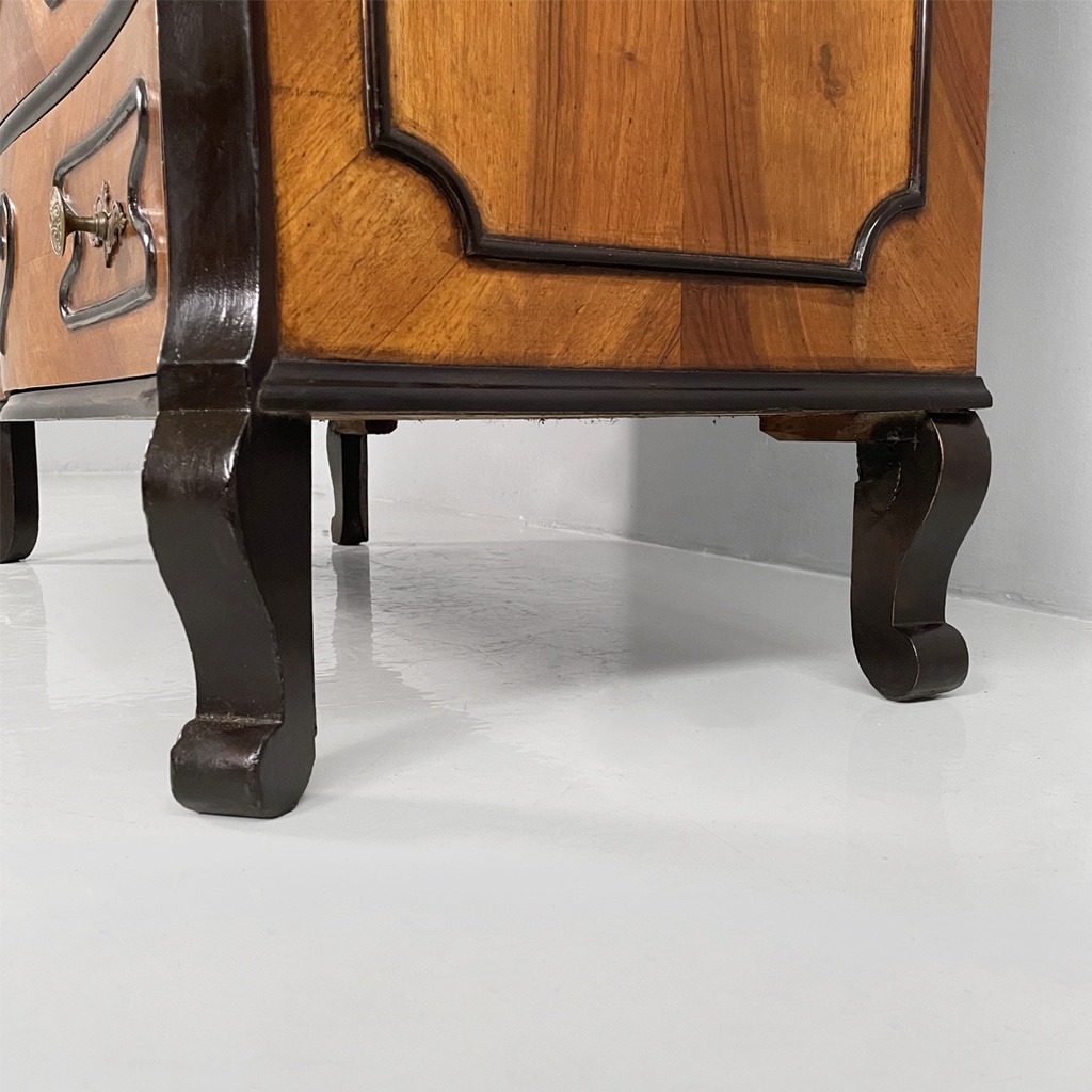 Cassettiera in legno con decorazioni, 1950 ca.