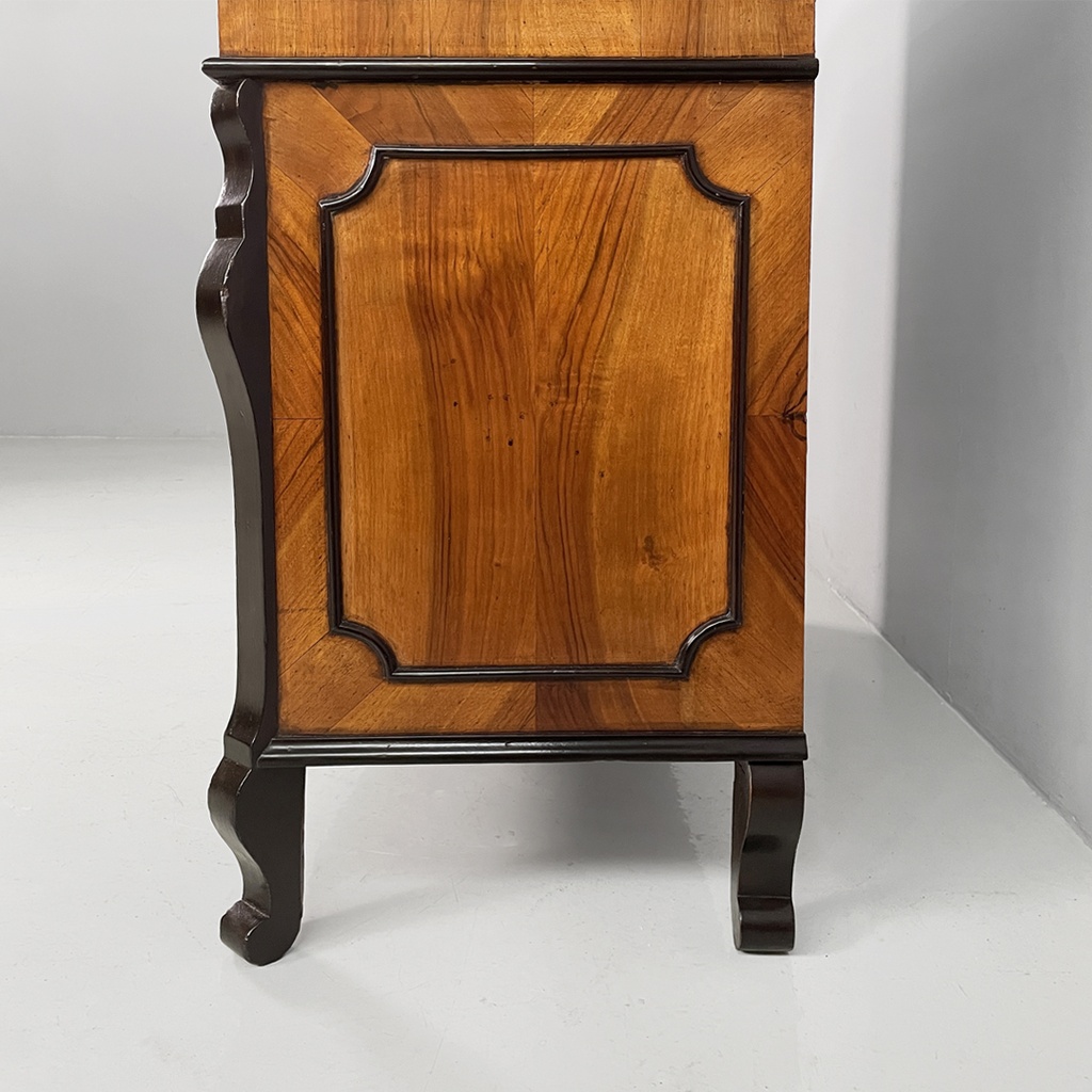 Cassettiera in legno con decorazioni, 1950 ca.