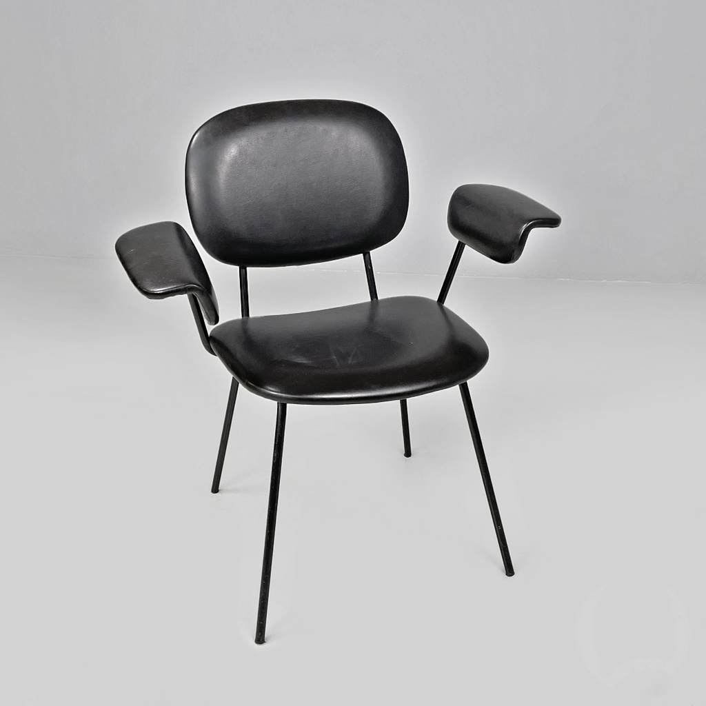 Sedia con braccioli in finta pelle nera, 1960 ca. 