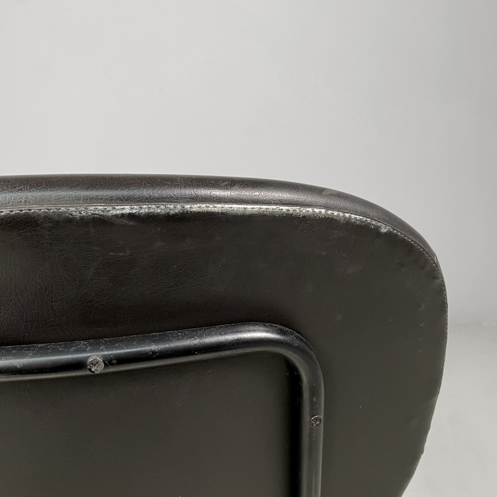 Sedia con braccioli in finta pelle nera, 1960 ca. 