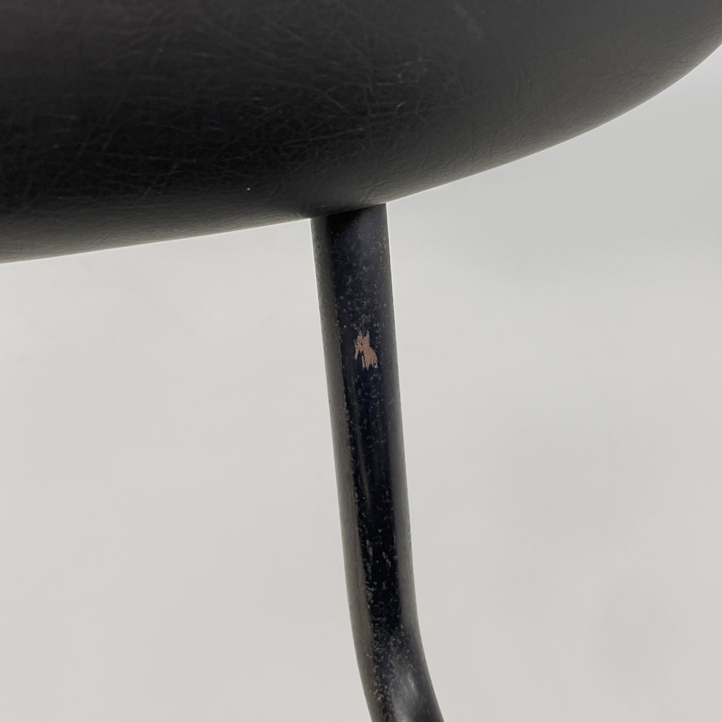 Sedia con braccioli in finta pelle nera, 1960 ca. 