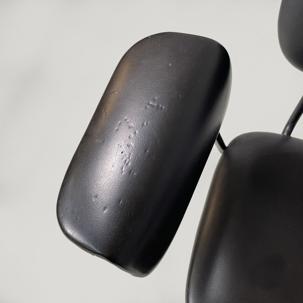 Sedia con braccioli in finta pelle nera, 1960 ca. 