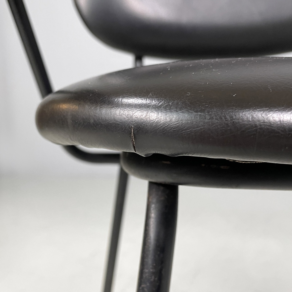 Sedia con braccioli in finta pelle nera, 1960 ca. 
