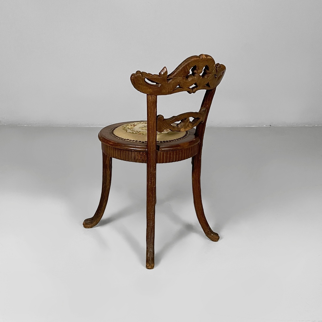 Sedia in legno e tessuto ricamato, 1930 ca.