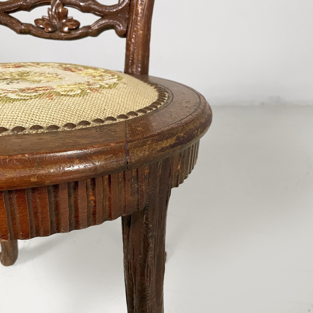 Sedia in legno e tessuto ricamato, 1930 ca.