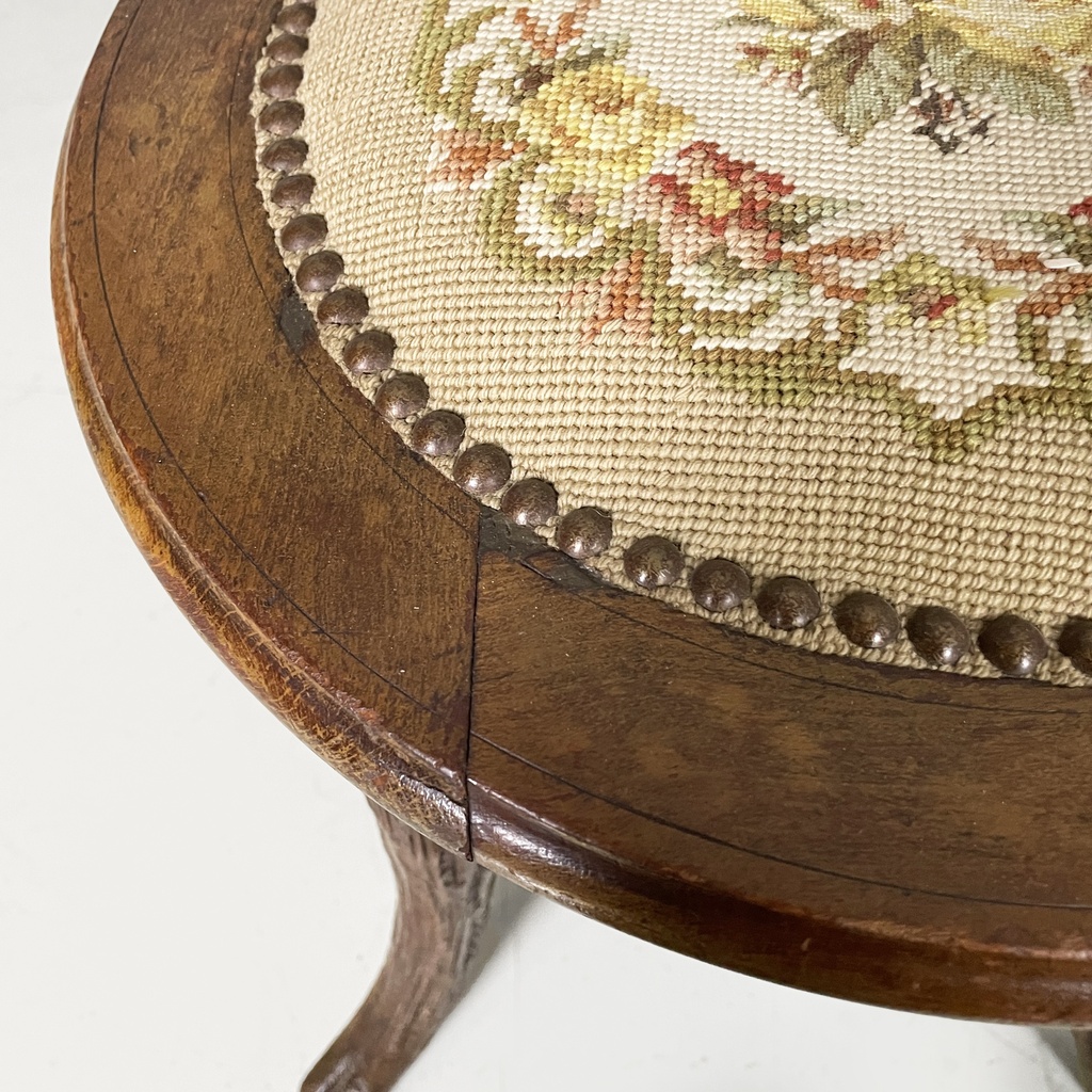 Sedia in legno e tessuto ricamato, 1930 ca.