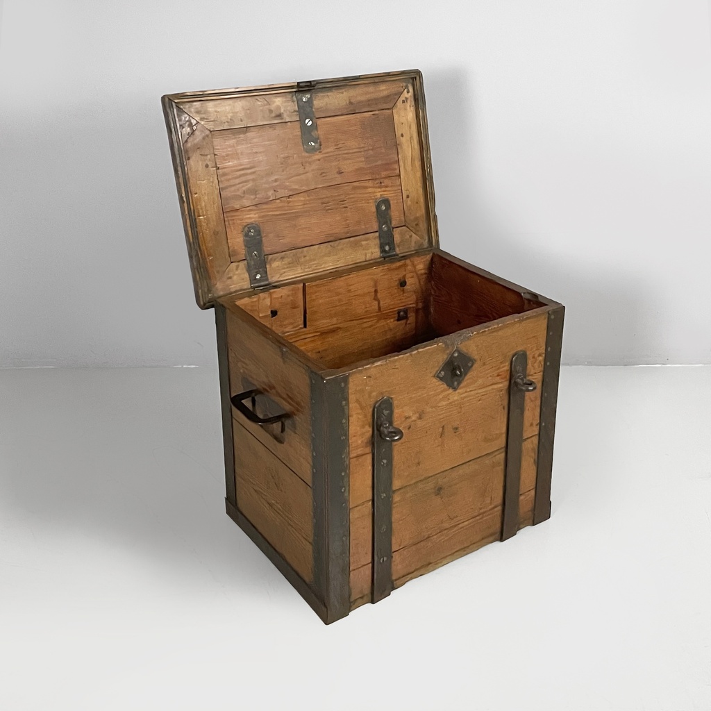 Cassa in legno e metallo, 1930 ca.