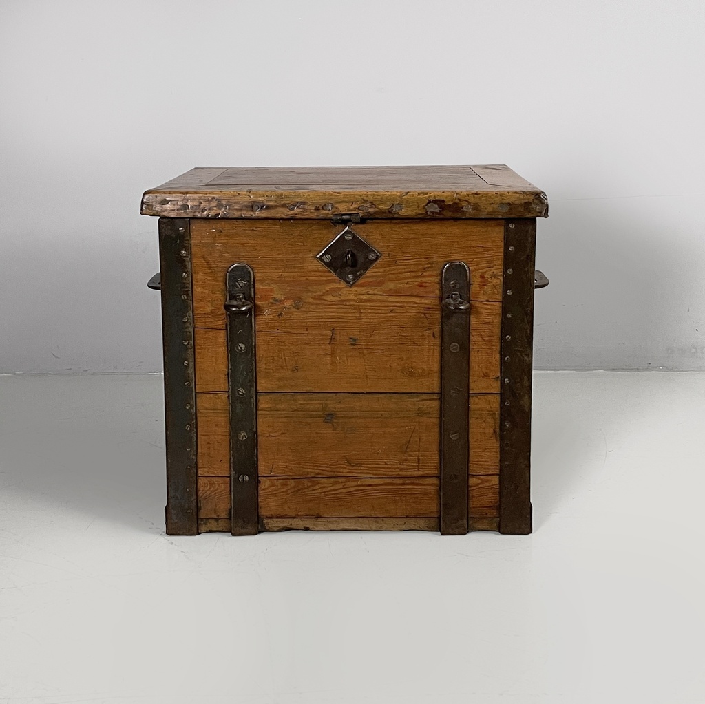 Cassa in legno e metallo, 1930 ca.