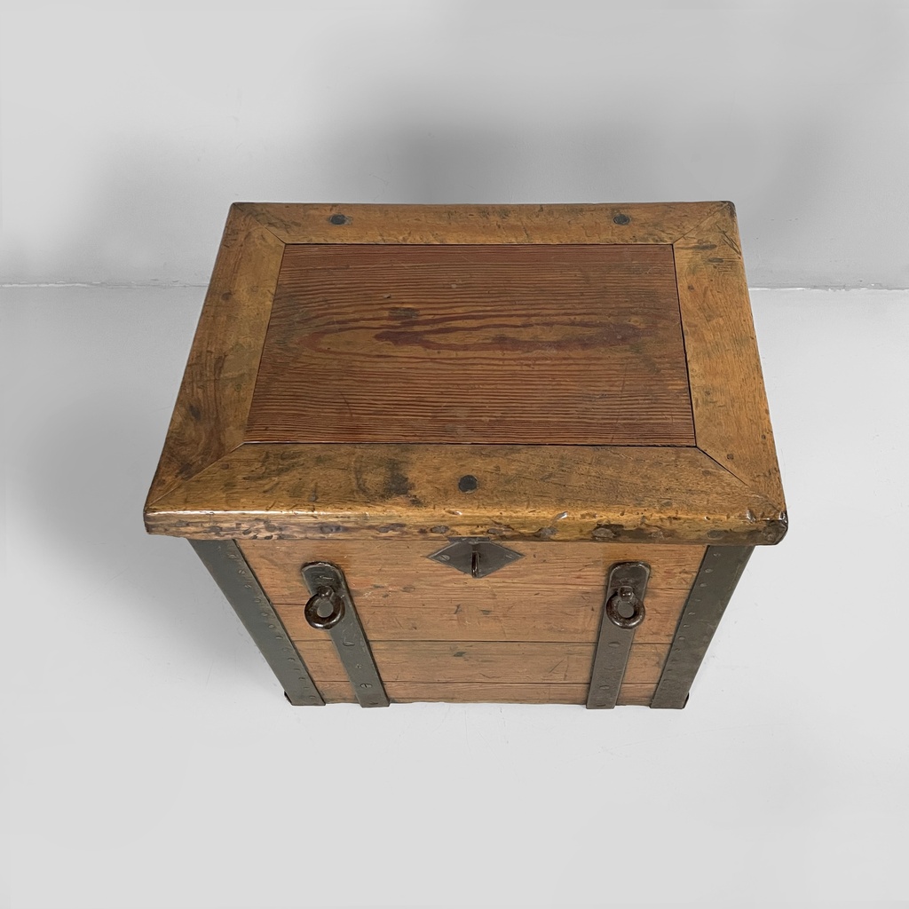Cassa in legno e metallo, 1930 ca.
