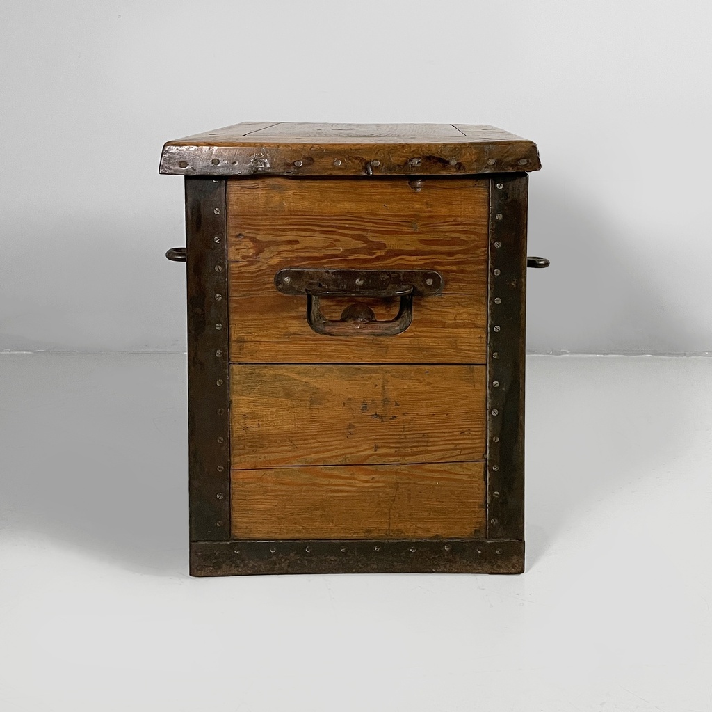 Cassa in legno e metallo, 1930 ca.