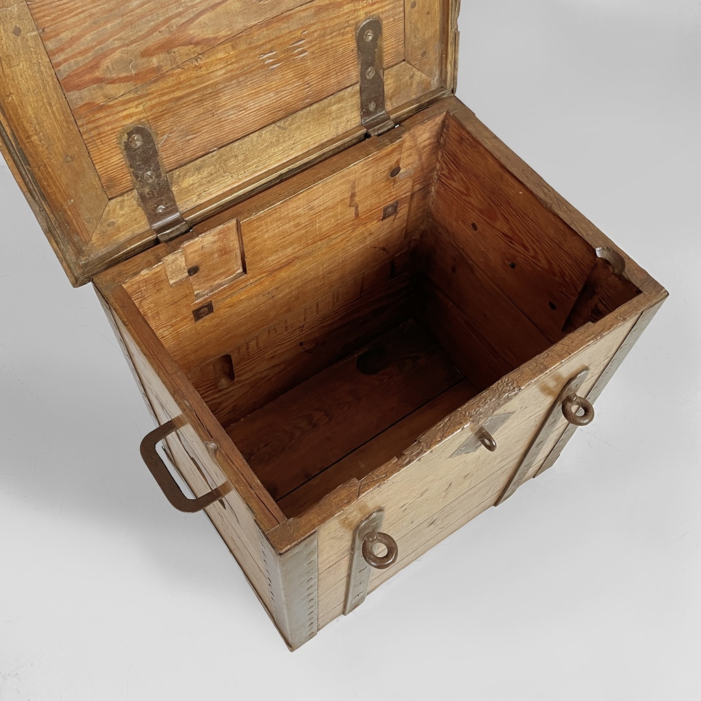 Cassa in legno e metallo, 1930 ca.