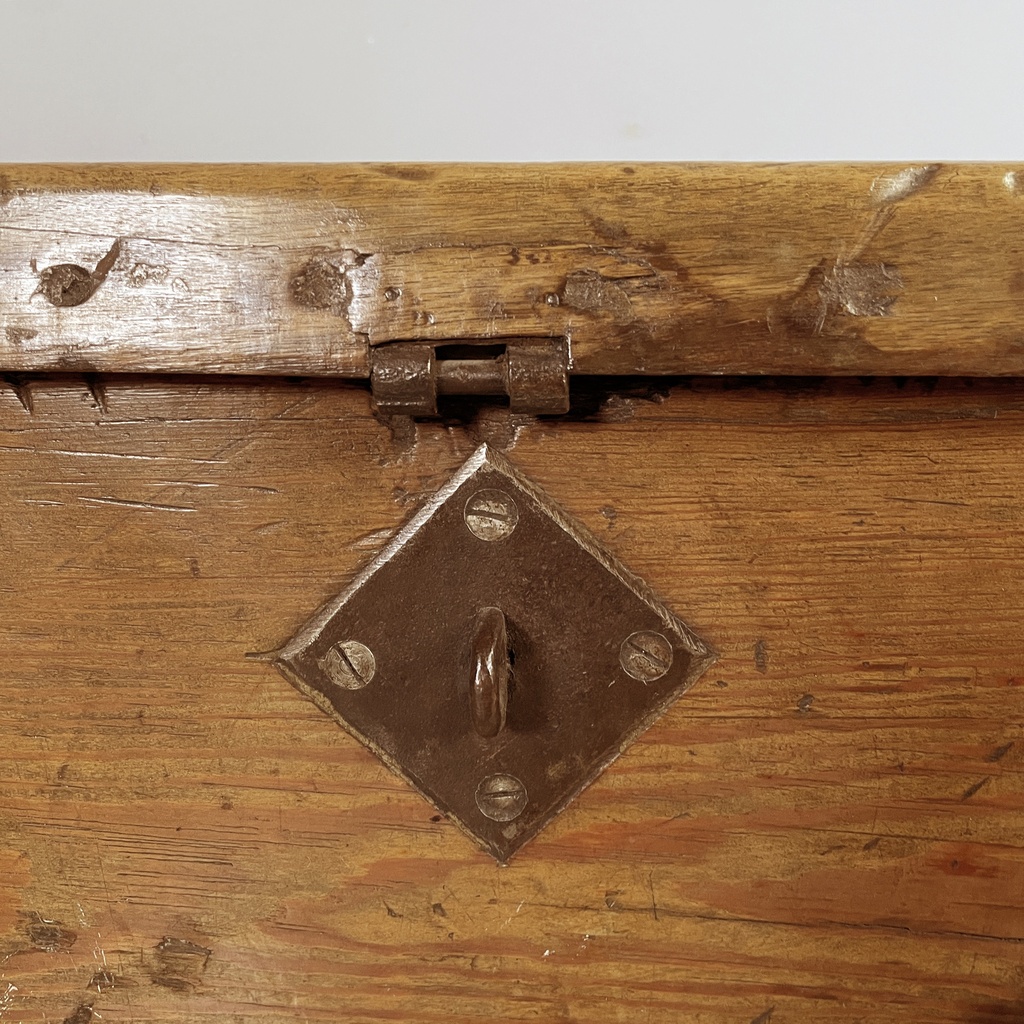 Cassa in legno e metallo, 1930 ca.