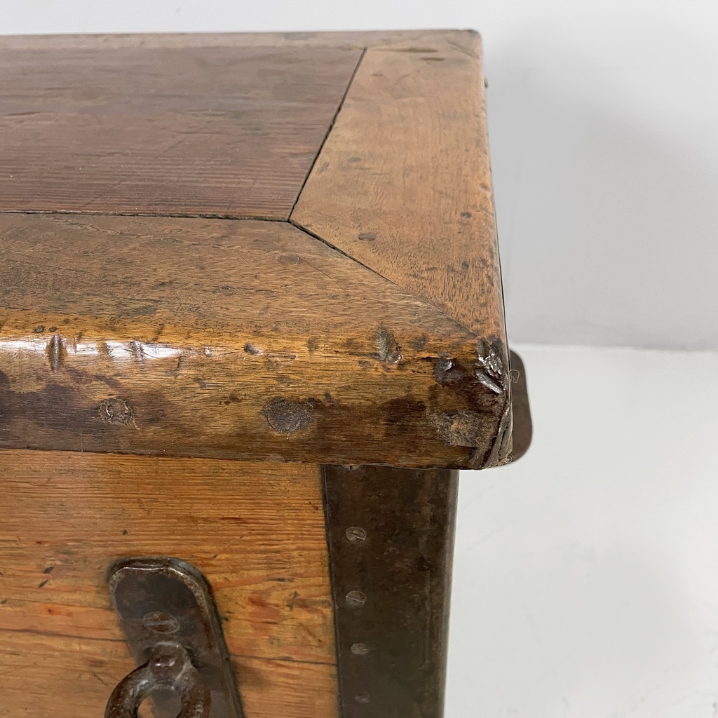 Cassa in legno e metallo, 1930 ca.