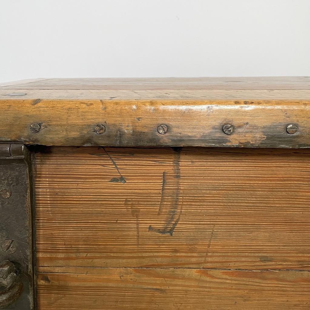 Cassa in legno e metallo, 1930 ca.