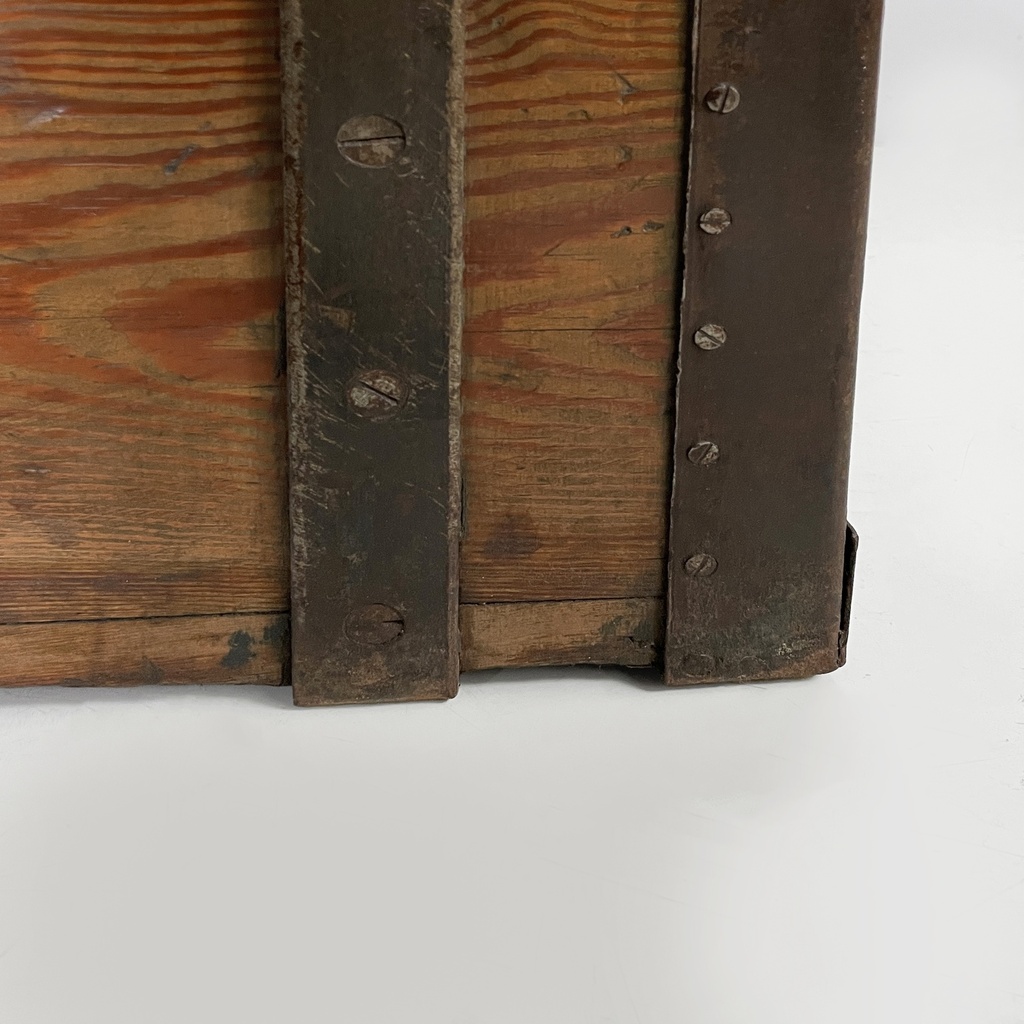 Cassa in legno e metallo, 1930 ca.