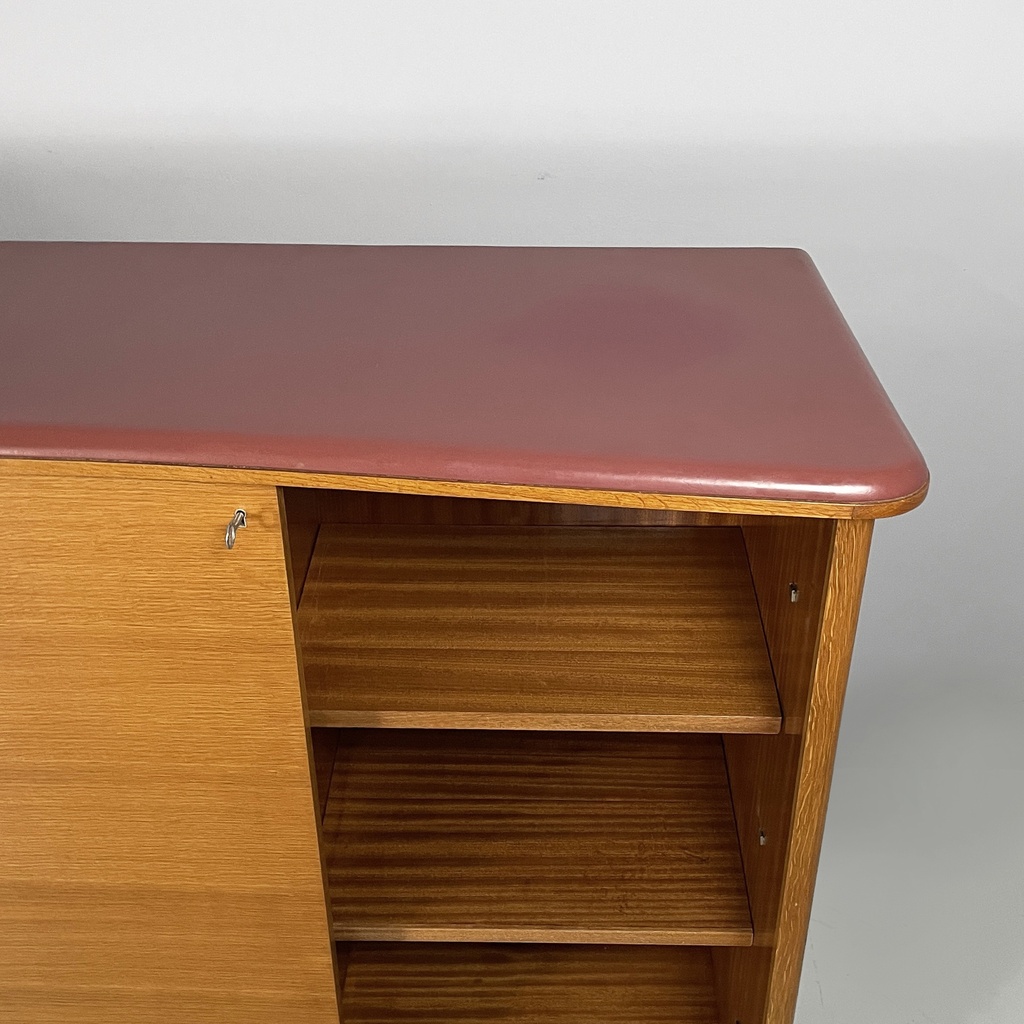 Sideboard in legno, vetro e pelle rossa, 1960 ca.