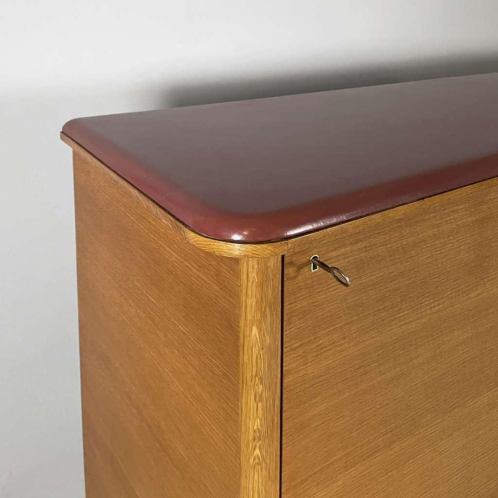 Sideboard in legno, vetro e pelle rossa, 1960 ca.