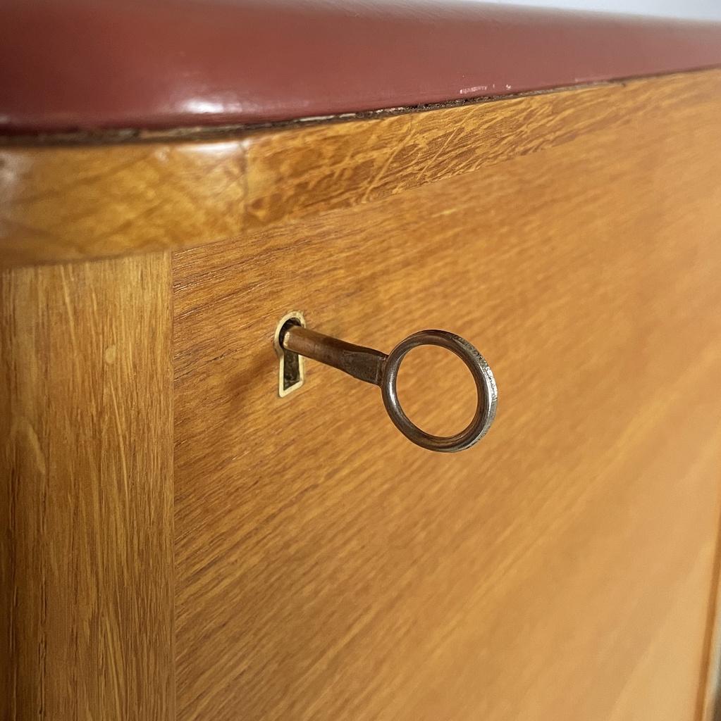 Sideboard in legno, vetro e pelle rossa, 1960 ca.