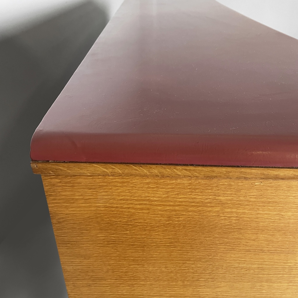 Sideboard in legno, vetro e pelle rossa, 1960 ca.