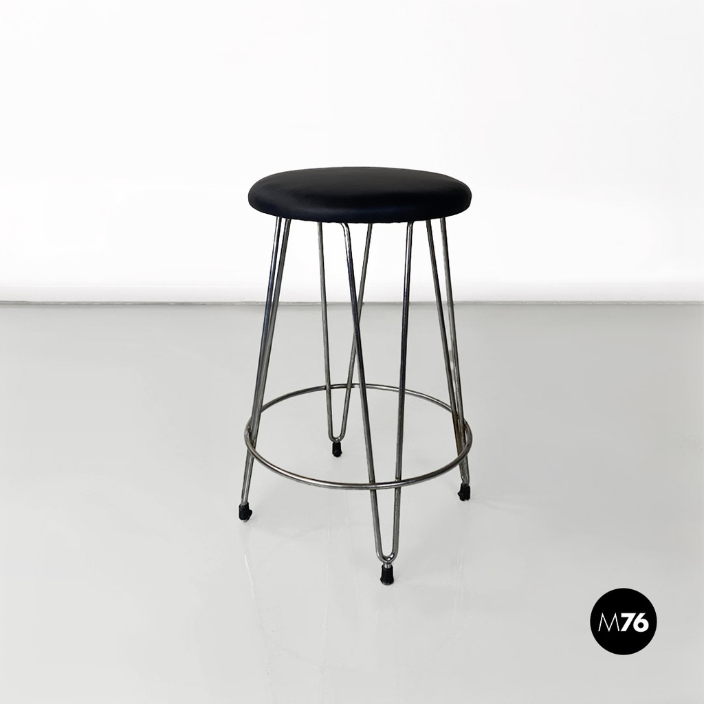 Sgabello in finta pelle nera e acciaio cromato, 1970 ca.