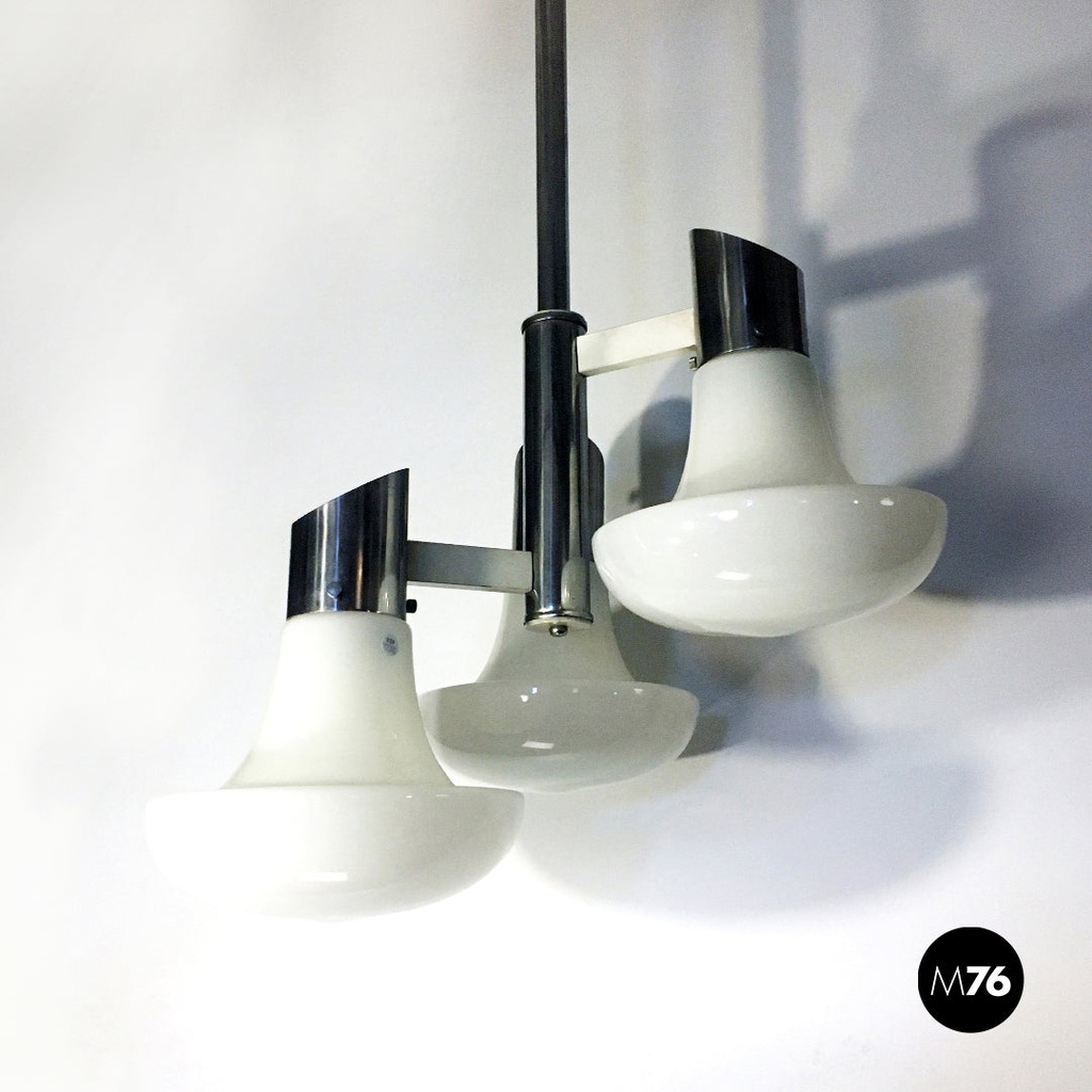 Lampadario a tre luci in acciaio cromato e vetro opalino, 1970 ca.