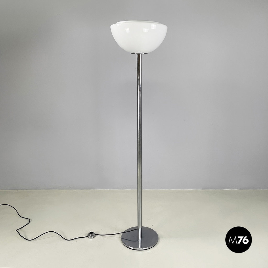 Lampada da terra in metallo e vetro opalino, 1970 ca.