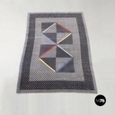 Tappeto con decorazioni geometriche su sfondo grigio, 1980 ca. 