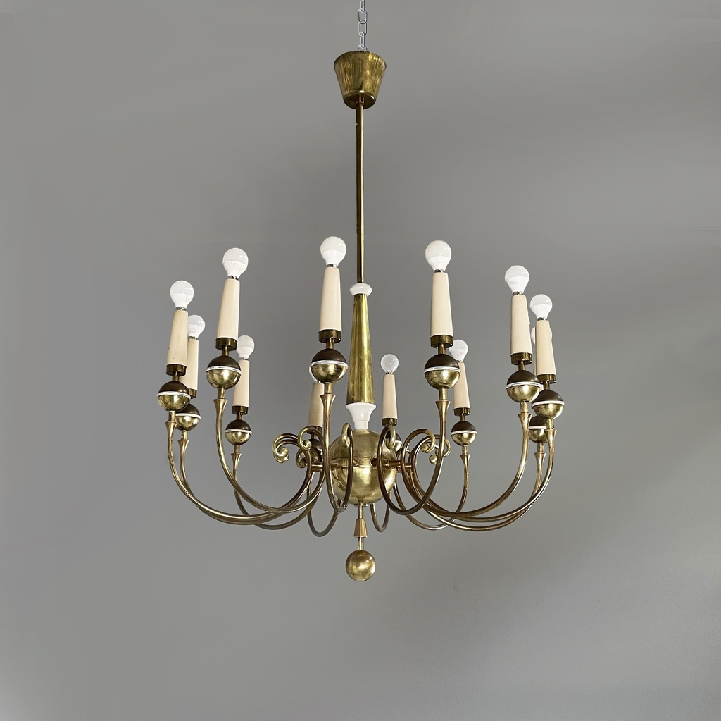 Lampadario in ottone e metallo bianco, 1950 ca.