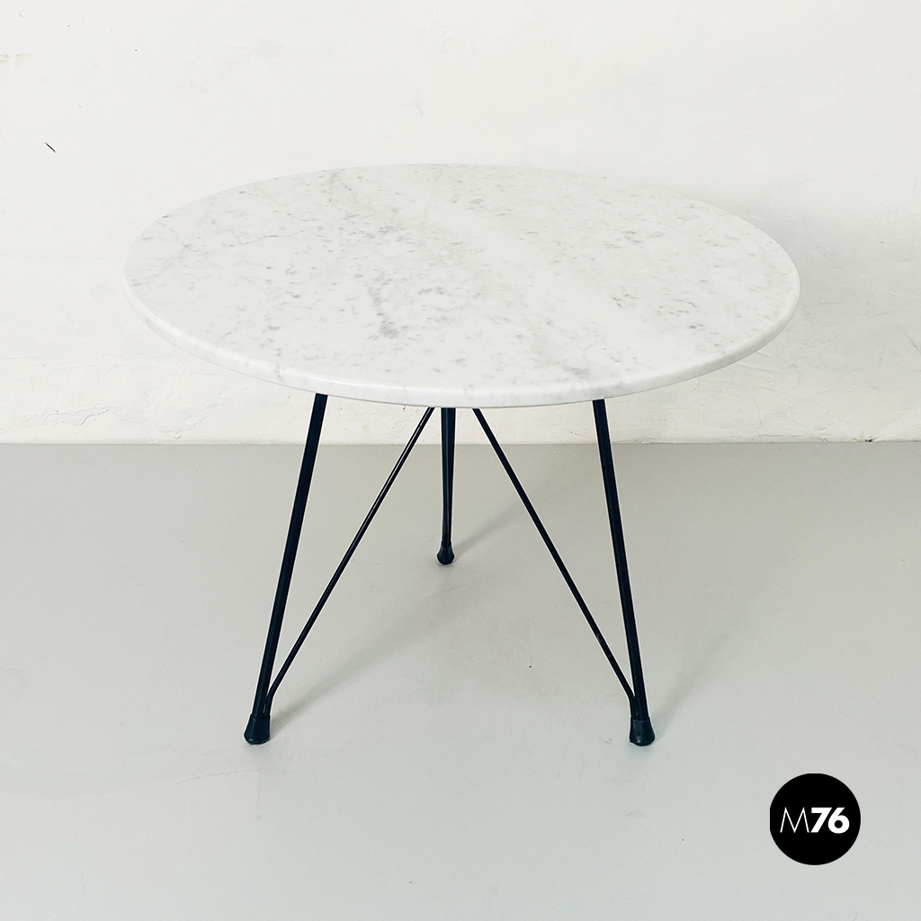 Tavolo da caffè tondo in marmo e metallo nero, 1960 ca.