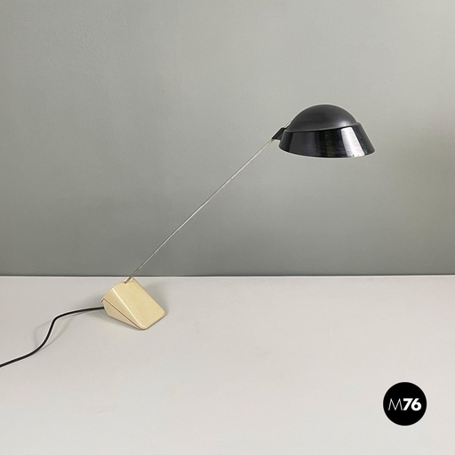 [2320003823] Lampada da tavolo in metallo e plastica, 1980 ca.