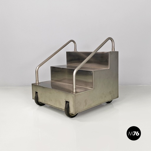 [2220001121] Espositore a scala in metallo su ruote, 1980 ca.