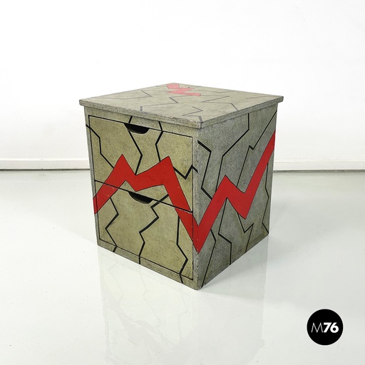 [2320004136] Cassettiera in legno grigio con linee rosse, 1990 ca.