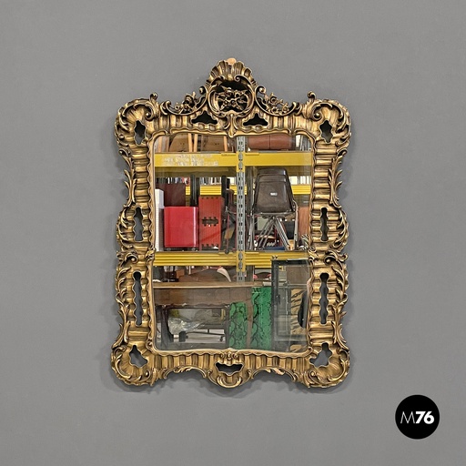 [2420004650] Specchio da parete in legno dorato decorato, 1960 ca. 