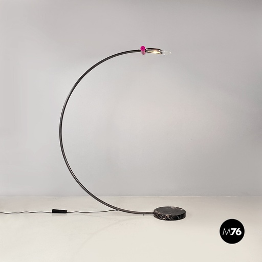 [2220001256] Lampada da terra ad arco in marmo e metallo, 1980 ca.