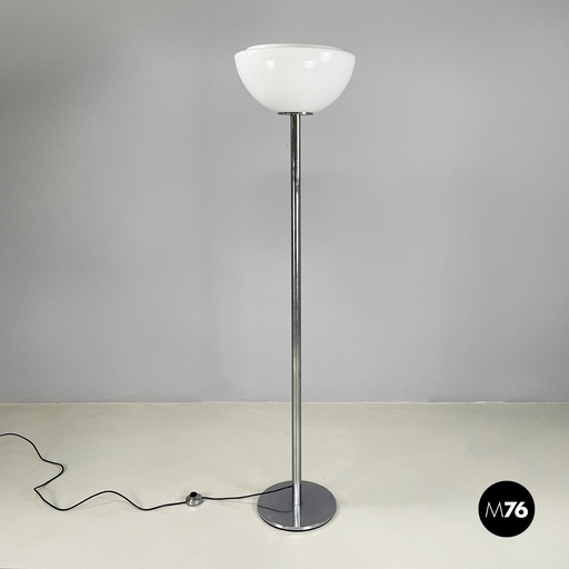 [2420004979] Lampada da terra in metallo e vetro opalino, 1970 ca.