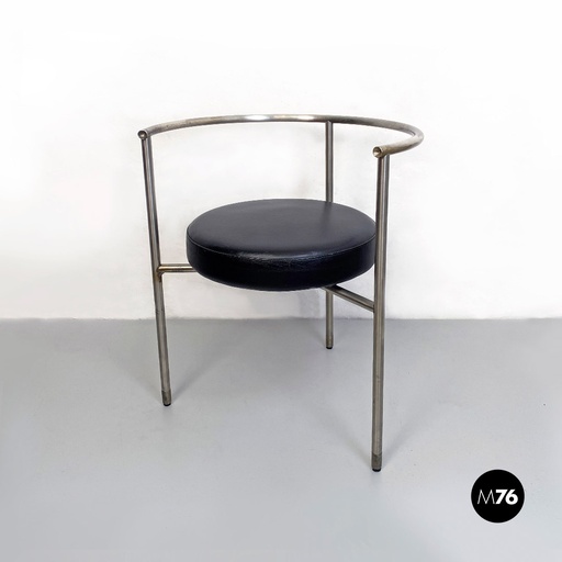 [2220001794] Sedia a pozzetto in pelle nera e metallo, 1980 ca.